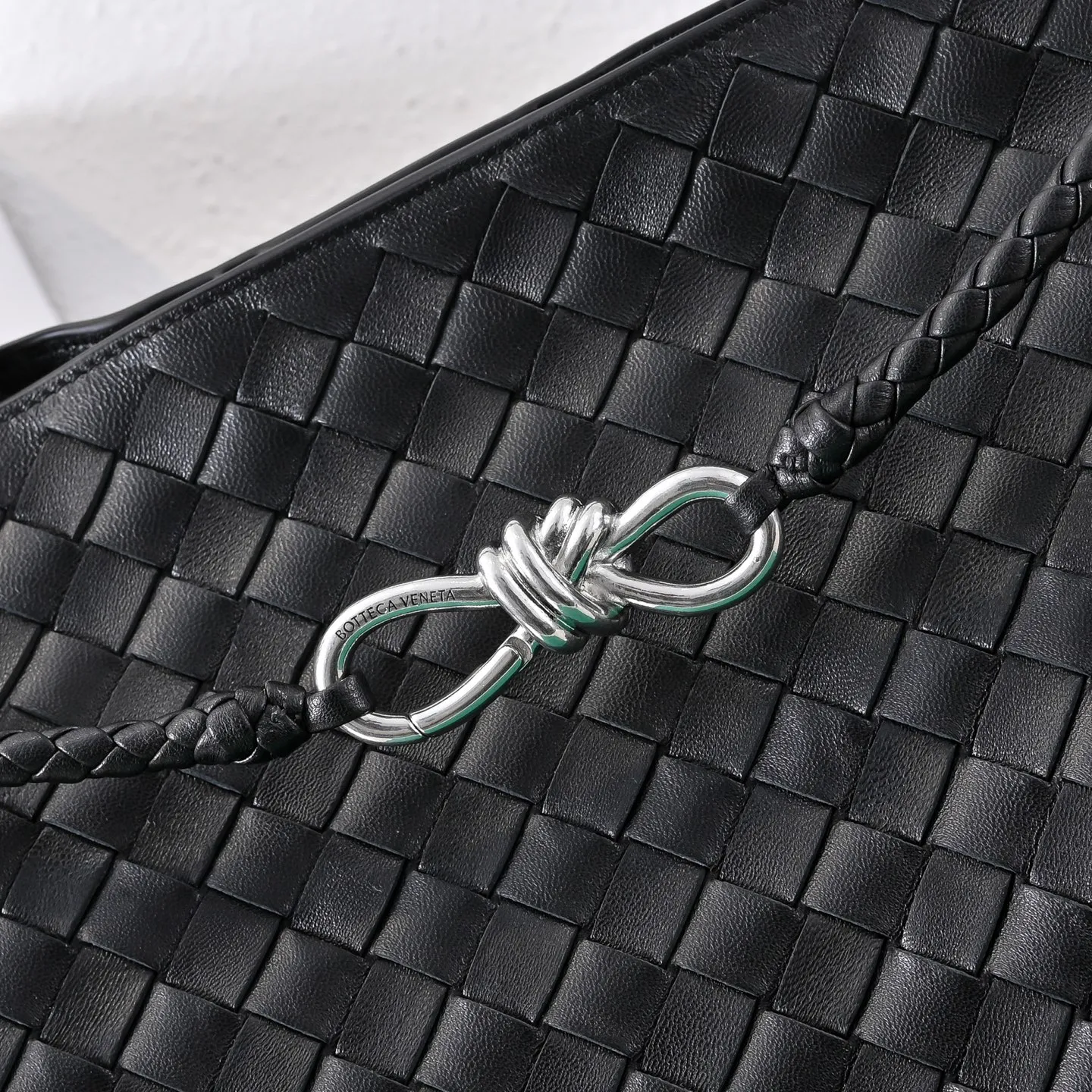 Batch 3760 #Bottega Veneta 2023 spring and summer new Andiamo handbag, many stars have the same style 🎈 Classic full-body leather weaving with golden knot buckle, stable and chic enough [satisfied] The whole body is made of Nappa sheep leather, comfortable, soft and dynamic. The sliding metal knot buckle can adjust the shoulder strap, single shoulder/handbag/crossbody, multiple carrying methods, large bag capacity, suitable for commuting/daily/traveling This bag is divided into small/medium/large sizes. There is always one that suits you, so take it with you🎀🎀 Size: 45*22*34 Model: 5543#